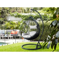 Fauteuil de jardin suspendu avec armature et coussin. Oeuf suspendu